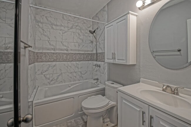 Building Photo - Bright & Spacious, Top-Floor 3BR3BA Condo ...