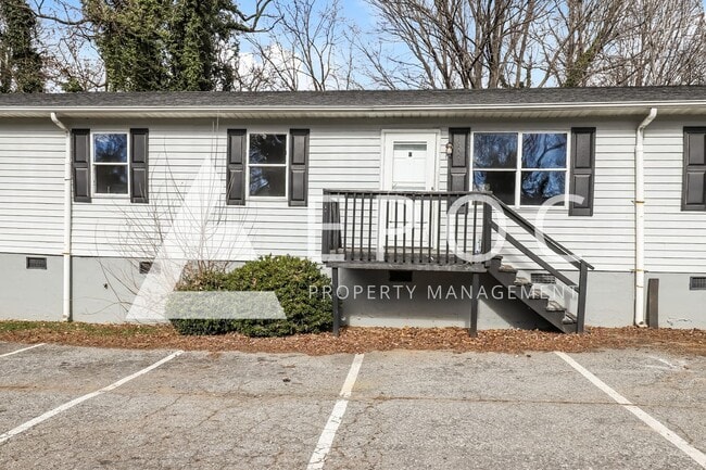 Building Photo - 634 S Elm St