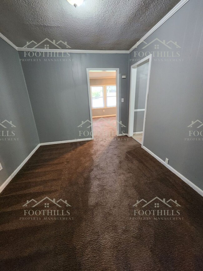 Building Photo - Move-In Ready 3BR Home with New Carpet, Ga...