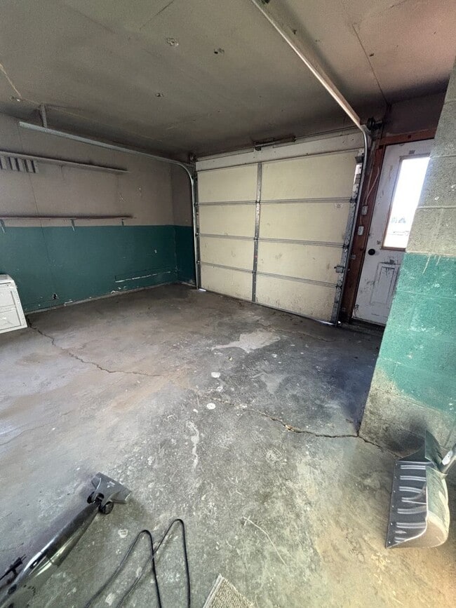 Building Photo - 4 Bedroom with East Gallatin in the backyard