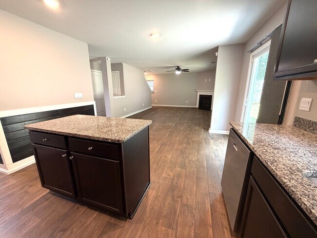 Building Photo - Candler - Three Bedroom Modern Home