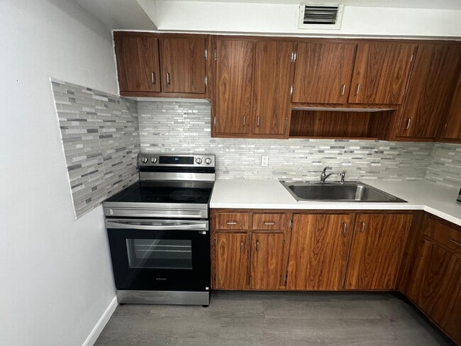 Building Photo - 23 SE 12th St