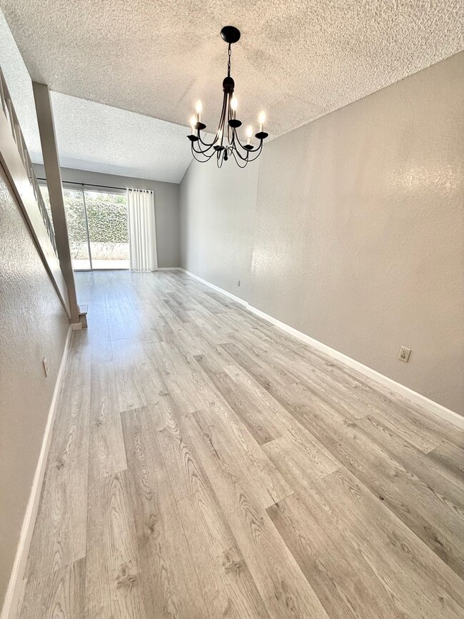 Building Photo - Beautiful 3 bedroom, 3 bath condo in Grand...
