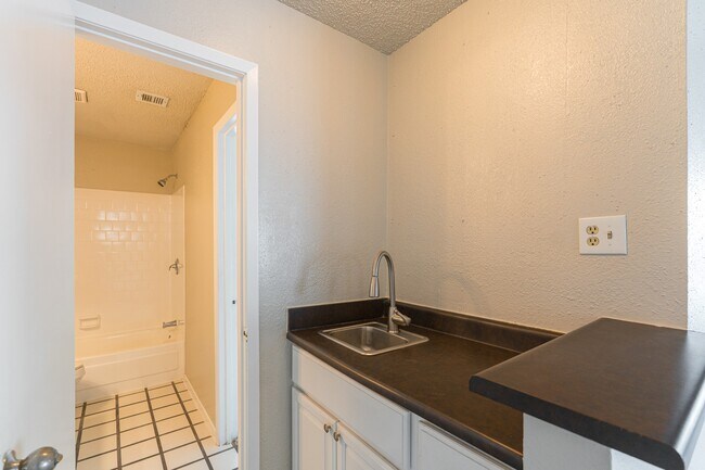 Building Photo - 5731 Easthampton Dr