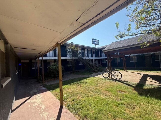 Building Photo - Cozy, affordable and conveniently located Studio