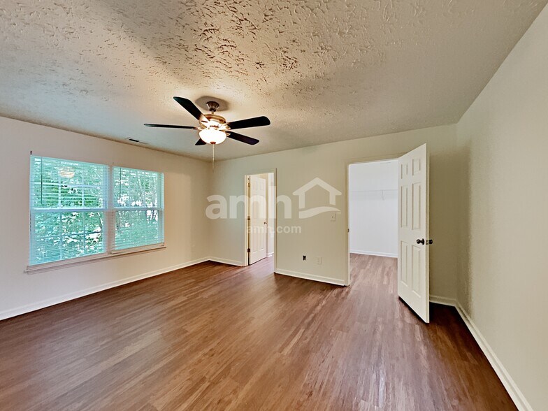 Building Photo - 102 Lake Bridge Ct