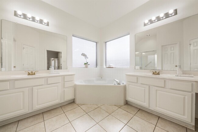 Building Photo - 9211 Memorial Hills Dr