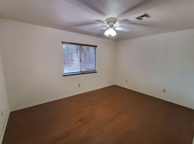Building Photo - AVAILABLE NOW! excellent Fair Oaks Location 3 Bedroom Home!