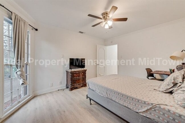 Building Photo - Stunning 4-Bedroom Retreat with Designer T...