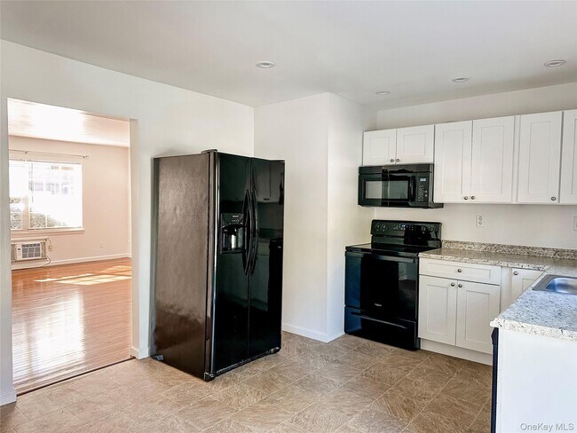 Building Photo - 5 Wildwood Dr