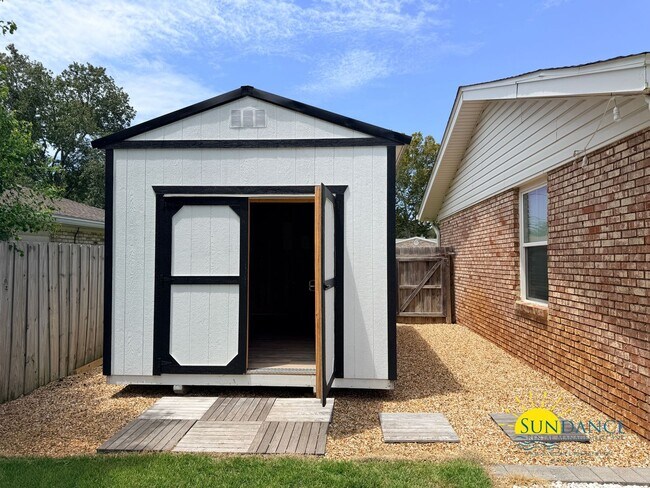 Building Photo - Beautiful 3-Bedroom Pool Home in Destin – Lawn & Pool Service Included!