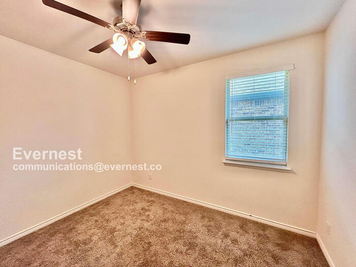 Building Photo - 2462 San Marcos Dr