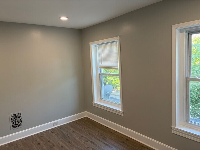 Building Photo - Charming 3 Story Brick Townhome Now Available