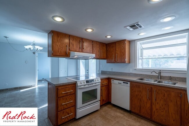 Building Photo - Bright & Spacious 3-Bedroom Home in Washin...