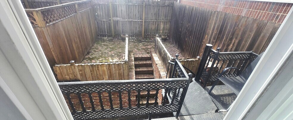 Balcony and private outdoor space - 4628 McPherson Ave