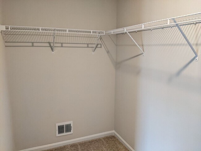 Building Photo - Three level townhouse in The Preserve at Tuscarora Creek community ready by mid September!