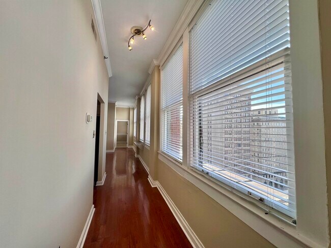 Building Photo - 10 N Main St