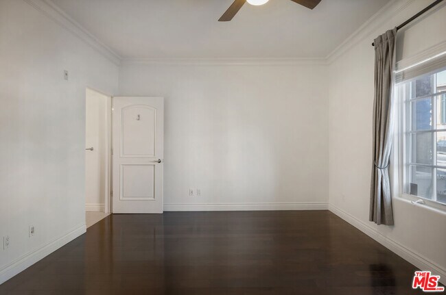 Building Photo - 851 N San Vicente Blvd