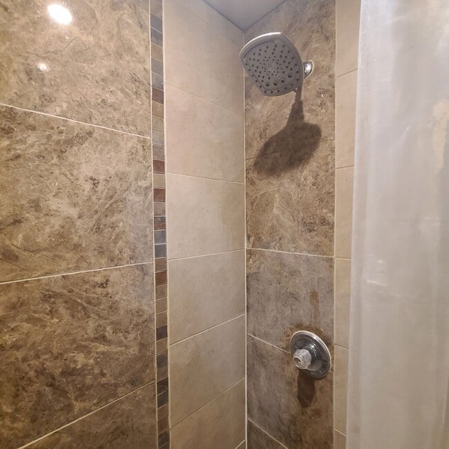 Building Photo - Spacious 3 BR+study/2.5 bath end-unit townhome w/balcony & patio!