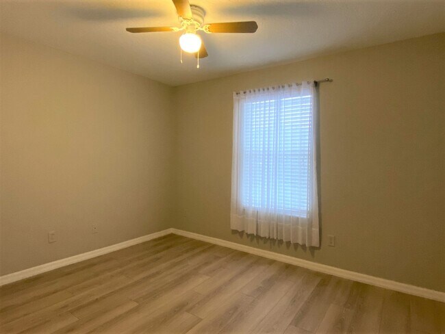 Building Photo - Gorgeous End Unit Townhome in Grande Champions!