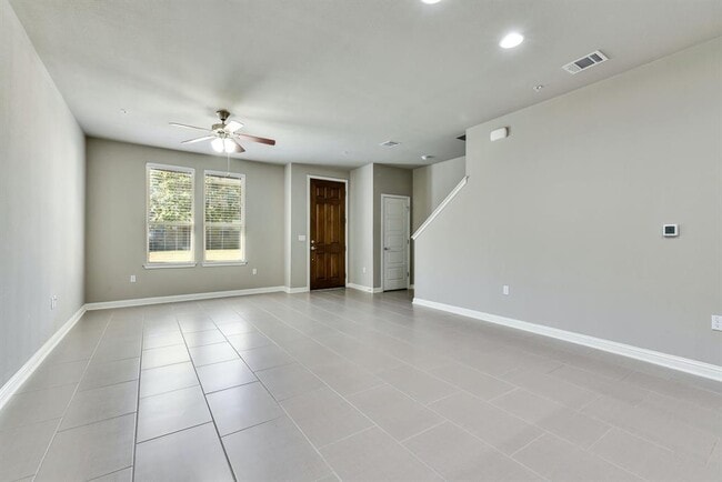 Building Photo - 13800 Lyndhurst St