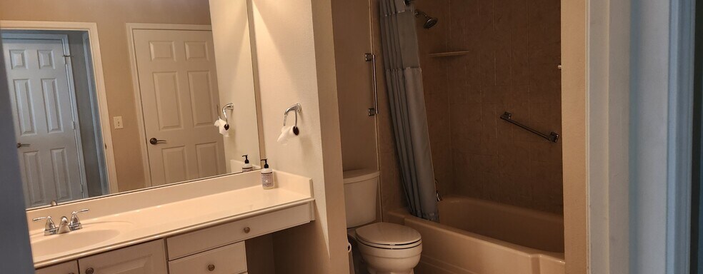 Bath w tub/shower - 902 Bridges Dr