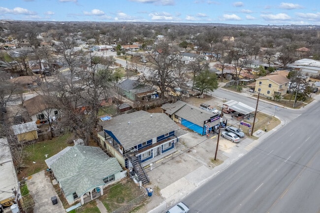 Building Photo - 811 S General McMullen Dr
