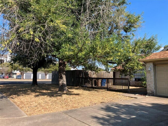 Building Photo - 2001 Pipers Field Dr