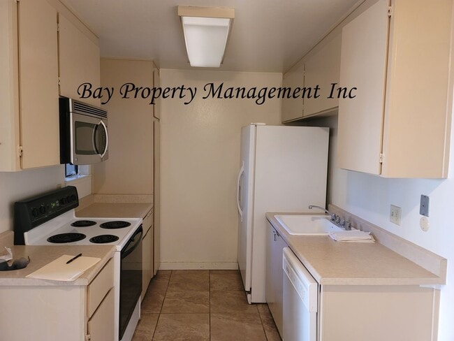 Building Photo - Available soon! 1 bedroom condo in Monterey