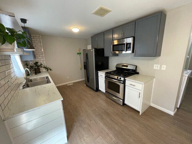 Primary Photo - 781 N 950 W St