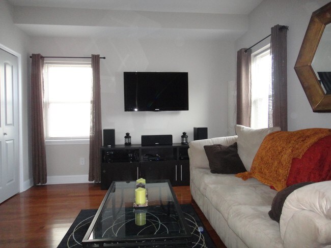 Building Photo - 240 Lauriston St