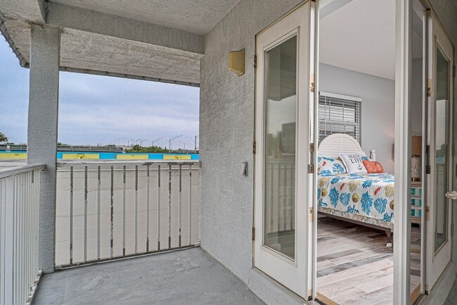 Building Photo - AVAILABLE MARCH 15TH 2026 -Downtown Flagler Beach Furnished 3 bedroom 1 bath!