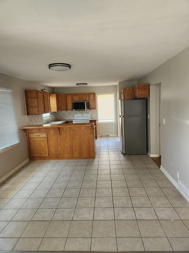 Building Photo - 3/2/1 Newly remodeled Plattsmouth house!