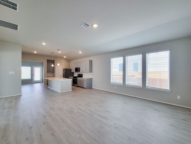 Building Photo - Single-story layout features a bright, open concept living area, dining space, and kitchen. Pebbl...