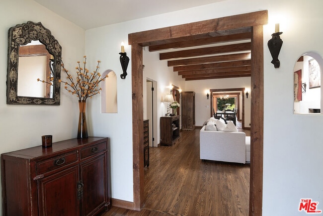 Building Photo - 543 N Las Palmas Ave