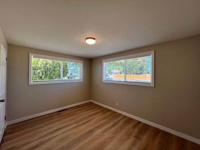 Building Photo - Freshly Remodeled Single-Family Home with ...