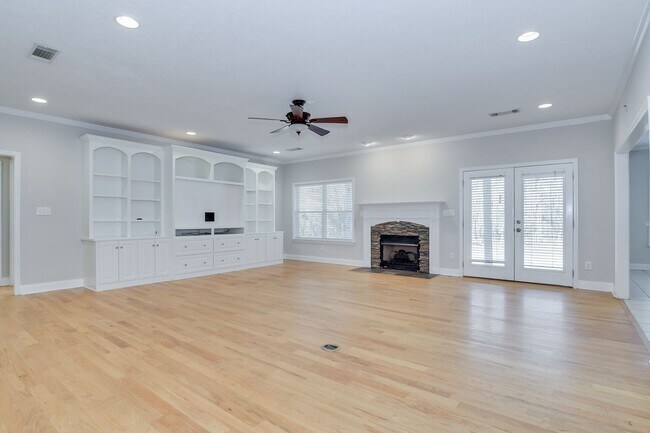 Building Photo - Large House on 3.5 Acres in Harlem