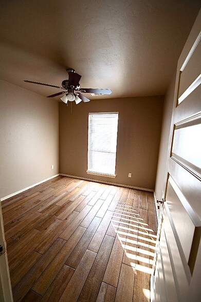 Building Photo - 1242 N Shannon Way