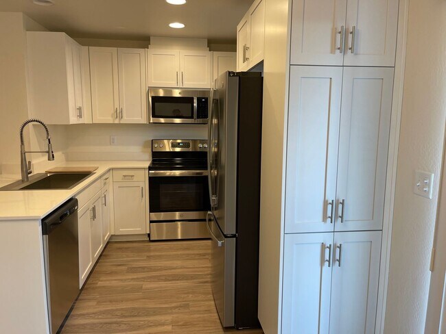 Building Photo - End Townhouse Unit in South Medford/Phoenix Area