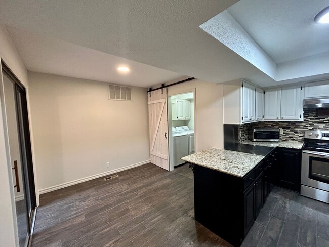 Building Photo - Gorgeous and spacious condo in a quiet and...