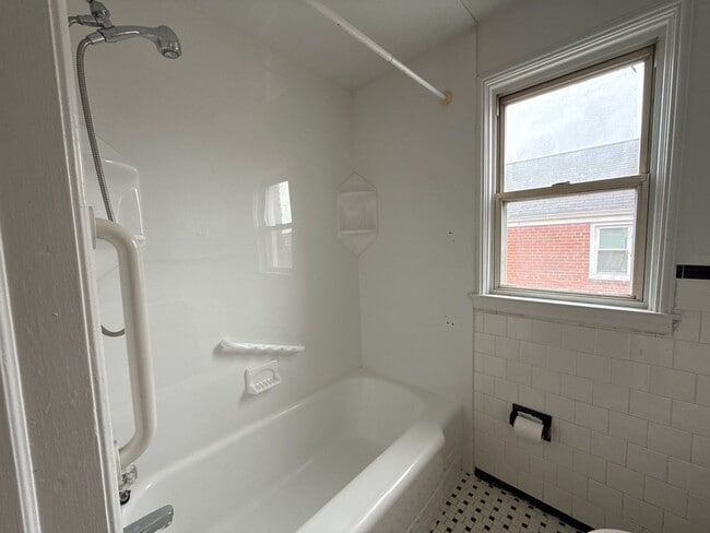 Building Photo - Three Bedroom 1 Bath house in Baltimore