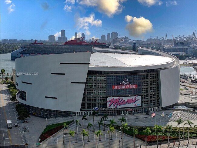 Building Photo - 851 NE 1st Ave