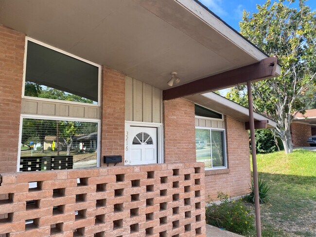 Building Photo - 3216 Urban Crest Dr