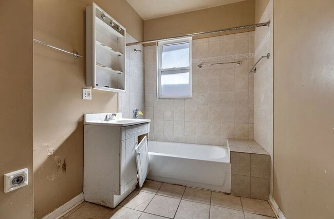 Building Photo - 722 E 91st Pl