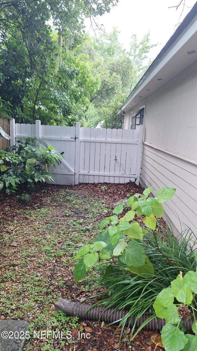 Building Photo - 10579 Castlebrook Dr