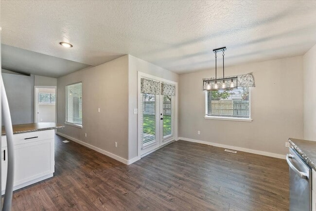 Building Photo - Stylish 3-Bed Home with Spacious Backyard ...