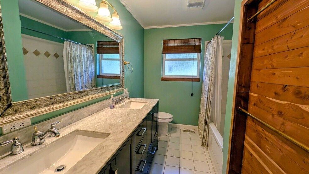 Building Photo - 704 N 163rd St