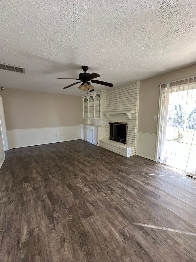 Building Photo - 4-bedroom, 2-bath Home Available in Westsi...