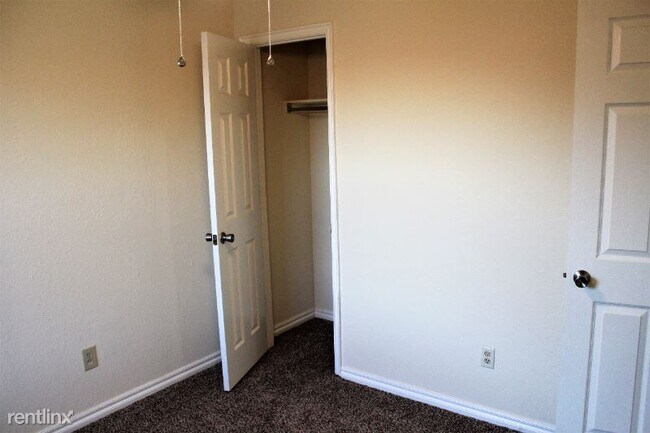 Building Photo - 2 br, 1.5 bath Townhome - 806 E Jenkins St