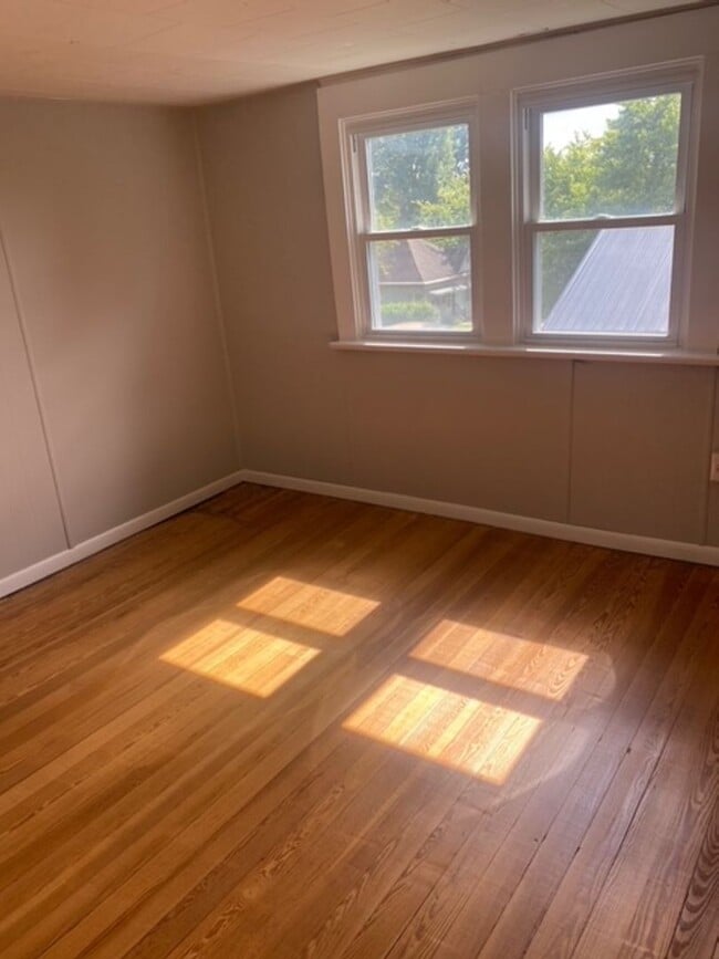Building Photo - Available August!  4/5BR, 2BA Campus and B...